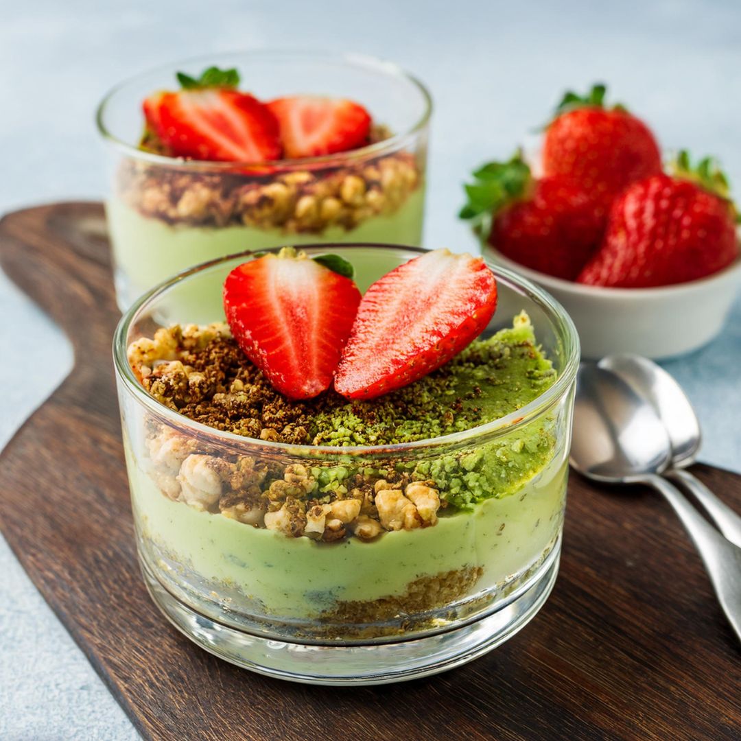 Tiramisu Vegan au Matcha et Fraises avec Granola